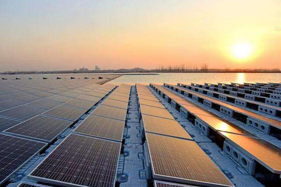 Pesca en el lago Baoying Sheyang – Proyecto híbrido solar (Jiangsu)